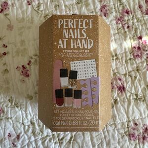 Perfect Nails at Hand: 9 Piece Nail Art Gift Set